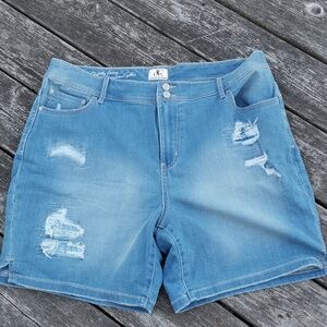 DC slightly curvy light denim with distressing. 5 pockets jean shorts.Size 20